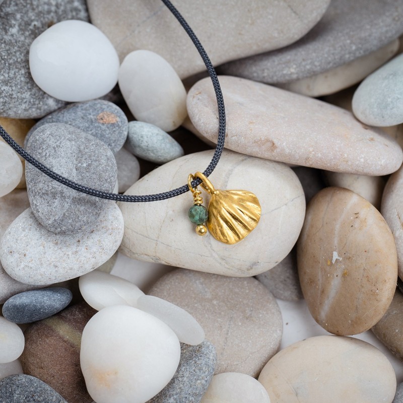 Shell necklace with cord